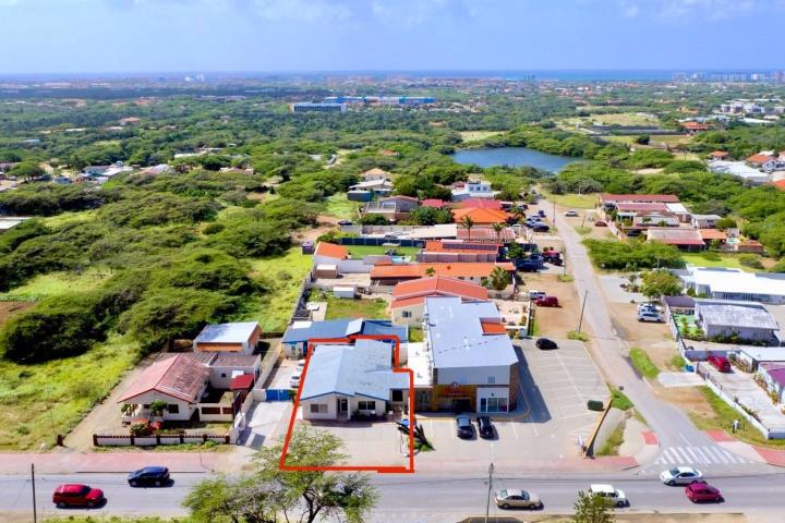 Offices building for rent in Noord on mainroad